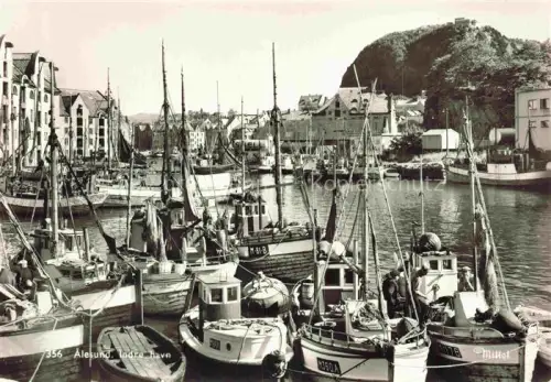 AK / Ansichtskarte Alesund Norge Indre havn