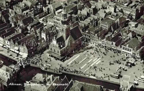 AK / Ansichtskarte ALKMAAR NL Waaggebouw en Kaasmarkt