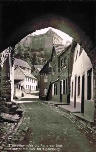 AK / Ansichtskarte Blankenheim Ahr Eifel Euskirchen NRW Hirtentor mit Blick zur Jugendburg