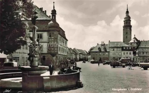 AK / Ansichtskarte Koenigshofen Bad Rhoen-Grabfeld Bayern Marktplatz mit Brunnen