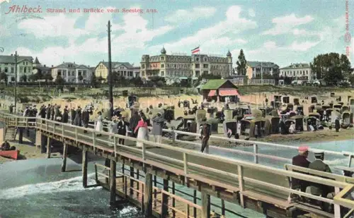 AK / Ansichtskarte AHLBECK HERINGSDORF Insel Usedom Ostseebad Strand und Bruecke vom Seesteg aus gesehen