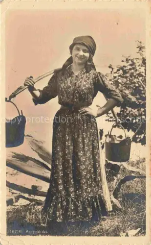 AK / Ansichtskarte Costume Ticinese Costumi Ticinese Trachten Costumes-- Acquaiola 