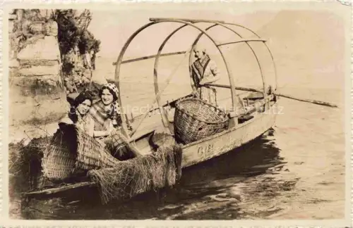 AK / Ansichtskarte Costume Ticinese Costumi Ticinese Trachten Costumes-- Frauen Boot Lugano