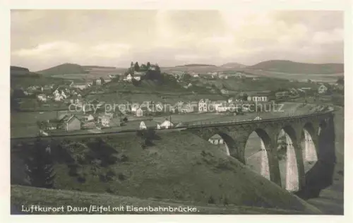AK / Ansichtskarte Daun Vulkaneifel Rheinland-Pfalz Panorama Eisenbahnbruecke
