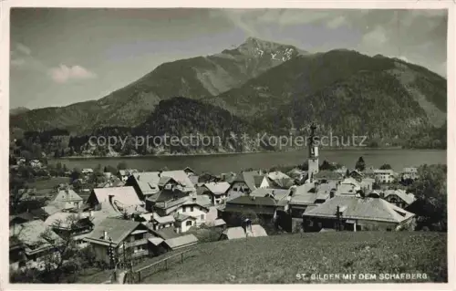 AK / Ansichtskarte St Gilgen  Wolfgangsee AT Ortsansicht mit Kirche Blick gegen Schafberg