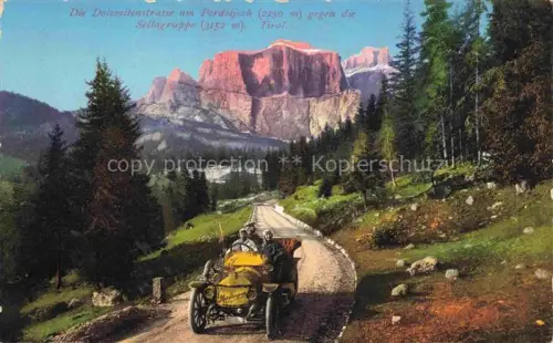 AK / Ansichtskarte Pordoi Passo Pordoipass 2239m Canazei Trento IT Dolomitenstrasse am Pordoijoch gegen die Sellagruppe Automobil