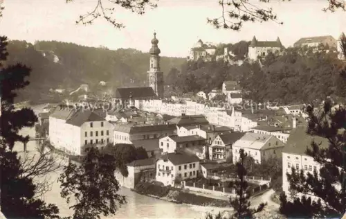 AK / Ansichtskarte Burghausen  Salzach Oberbayern Teilansicht mit Kirche und Schloss