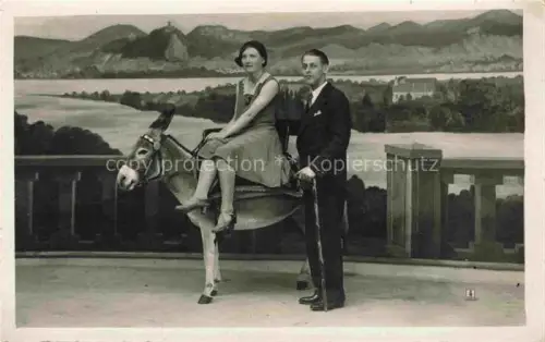 AK / Ansichtskarte Drachenfels Ruine Koenigswinter NRW Rheinpartie mit Dame auf Esel und Begleiter