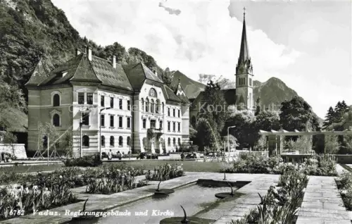 AK / Ansichtskarte Vaduz Liechtenstein FL Regierungsgebaeude und Kirche