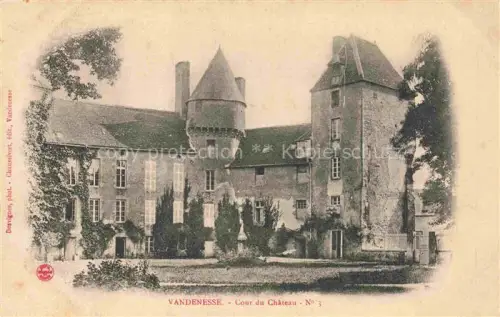 AK / Ansichtskarte Vandenesse Chateau-Chinon 58 Nievre Cour du Chateau 