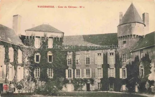 AK / Ansichtskarte Vandenesse Chateau-Chinon 58 Nievre Cour du Chateau 