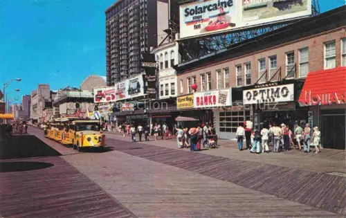 AK / Ansichtskarte Atlantic City New Jersey USA Famous Boardwalk at the queen of resorts