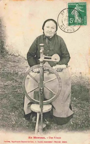 AK / Ansichtskarte Morvan Le (Region) Nievre Une Fileuse