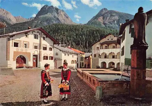 AK / Ansichtskarte Scuol Tarasp Vulpera GR Dorfplatz Scuol mit Museum Brunnen Trachtenmaedchen