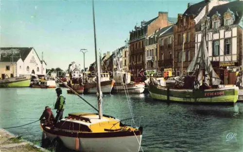 AK / Ansichtskarte Le Croisic Saint-Nazaire 44 Loire-Atlantique Quais vers l'Hôtel Masson Bateaux de pêche Voilier