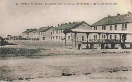 AK / Ansichtskarte Camp de Chalons Chalons-en-Champagne 51 Marne Le nouveau Camp de Division Pavillons de troupe et lavoir