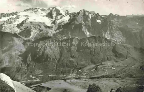 AK / Ansichtskarte Passo Pordoi Pordoipass 2239m Canazei Trento IT La Marmolada Strada del Passo Pordoi