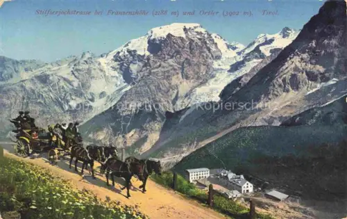 AK / Ansichtskarte Stilfserjochstrasse 2750m Passo dello Stelvio IT bei Franzenshoehe und Ortler Postkutsche