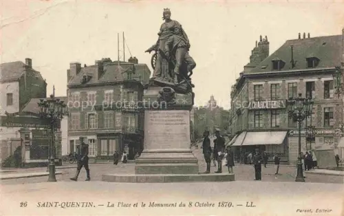 AK / Ansichtskarte Saint-Quentin 02 Aisne La Place et Monument du 8 Octobre 1870
