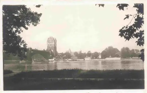 AK / Ansichtskarte WORMS Rhein Uferpartie am Rhein Blick zur Stadt