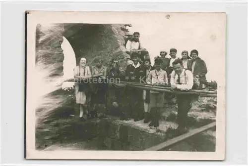 AK / Ansichtskarte Wintzenheim Winzenheim Elsass 68 Alsace Vacances Ferien Gruppenbild an der Ruine