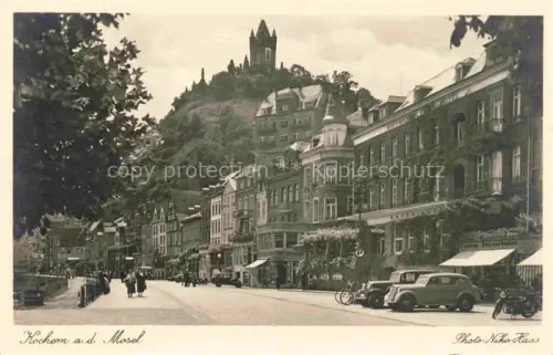 AK / Ansichtskarte Kochem Cochem Mosel Rheinland-Pfalz Strassenpartie mit Burgblick