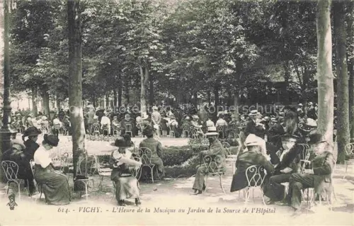 AK / Ansichtskarte VICHY 03 Allier L'Heure de la Musique au Jardin de la Source de l'Hôpital