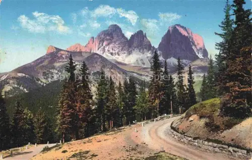 AK / Ansichtskarte Sasso Lungo Langkofel Sassolungo 3178m Bolzano IT Partie an der Pordoijochstrasse mit Langkofelgruppe Dolomiten