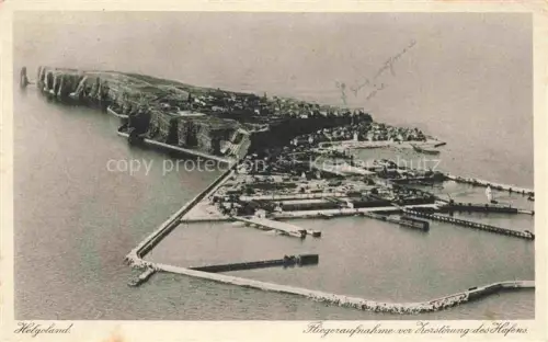 AK / Ansichtskarte HELGOLAND Insel Schleswig-Holstein Fliegeraufnahme vor Zerstoerung des Hafens