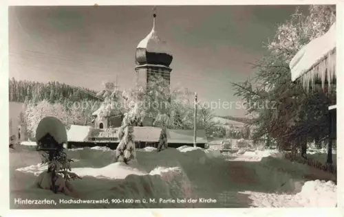 AK / Ansichtskarte Hinterzarten Breisgau-Hochschwarzwald BW Partie bei der Kirche im Winterzauber