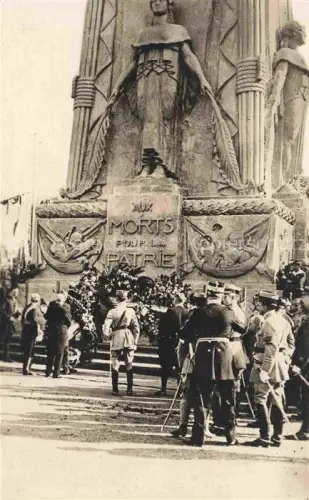 AK / Ansichtskarte PARIS 75 Place de l'Etoile M. Poincare Président dépose une couronne devant le Cénotaphe Monument aux Morts