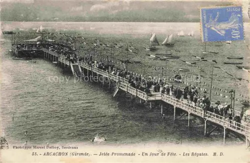 AK / Ansichtskarte ARCACHON 33 Gironde Jetée Promenade un jour de fête les régates