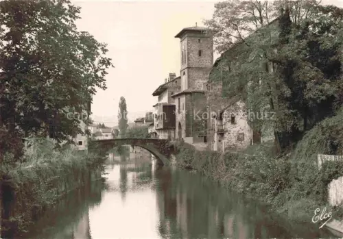 AK / Ansichtskarte Saint-Jean-Pied-de-Port 64 Pyrenees-Atlantiques Les bords pittoresques de la Nive et l'Eglise