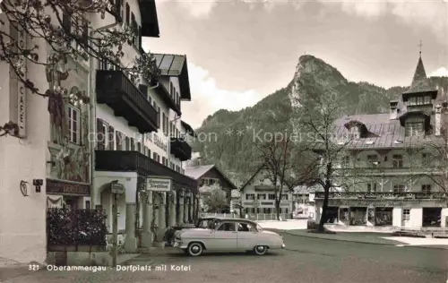 AK / Ansichtskarte OBERAMMERGAU Bayern Dorfplatz mit Kofel