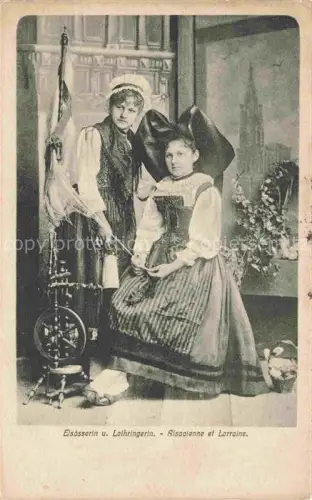 AK / Ansichtskarte Strasbourg  Strassburg 67 Bas-Rhin Elsaesserin und Lothringerin Trachten Spinnrad Alsacienne et Lorraine Costumes