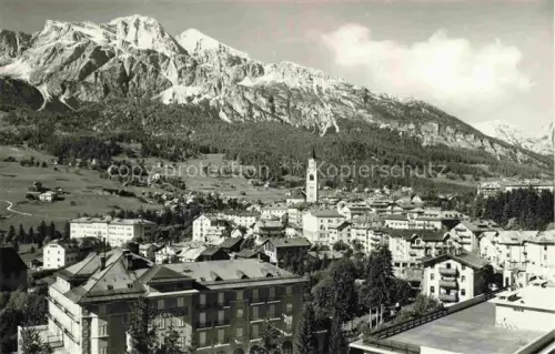 AK / Ansichtskarte Cortina d Ampezzo Veneto IT Ansicht mit Kirche verso le Tofane