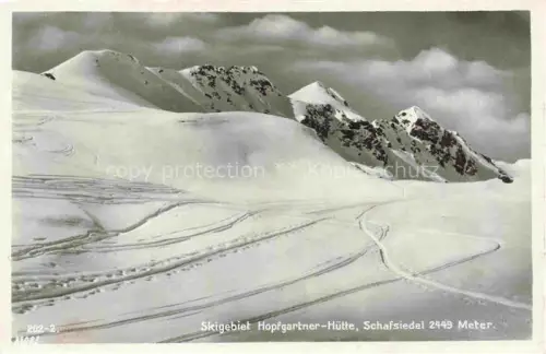 AK / Ansichtskarte Hopfgartnerhuette 1750m Hopfgarten Brixental Tirol AT Skigebiet mit Schafsiedel