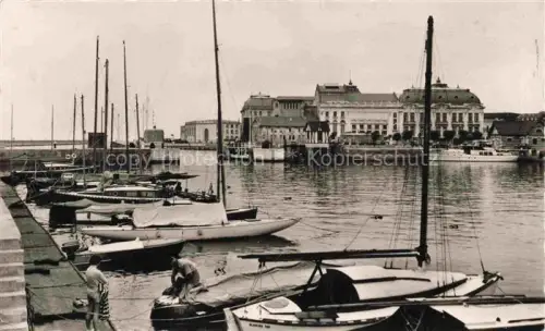 AK / Ansichtskarte TROUVILLE -SUR-MER 14 Calvados La Reine des Plages Port des Yachts au fond le Casino