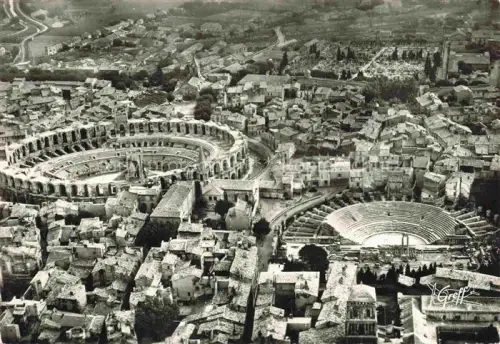 AK / Ansichtskarte ARLES 13 Bouches-du-Rhone Vue aérienne Les Arènes et le Théâtre Antique
