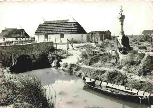 AK / Ansichtskarte LES SAINTES-MARIES-DE-LA-MER 13 Bouches-du-Rhone La Croix des Gardians et le Pont du Mort
