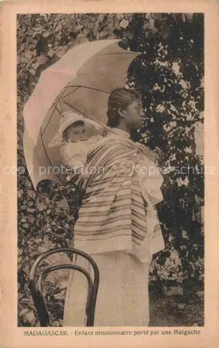 AK / Ansichtskarte Madagascar Madagaskar Enfant missionnaire porte par une Malgache