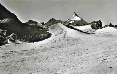 AK / Ansichtskarte La Cabane Tracuit Col de Tracuit 3250m VS et le Rothorn de Zinal