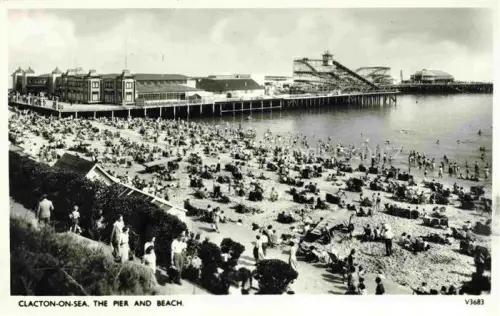 AK / Ansichtskarte Clacton-on-Sea Colchester Essex UK The Pier and Beach