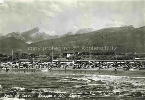 AK / Ansichtskarte Forte dei Marmi Lucca Toscana IT Spiaggia e Alpi Apuane