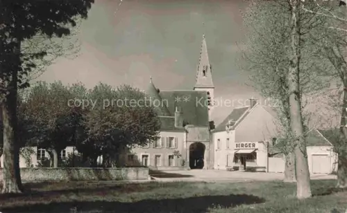 AK / Ansichtskarte Ferrieres-en-Gatinais Montargis 45 Loiret Place St. Macé et le Mail