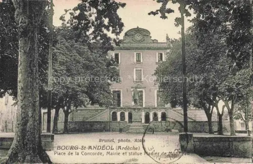AK / Ansichtskarte Bourg-St-Andeol  Privas 07 Ardeche Place de la Concorde Mairie et Statue Madier de Monjeau