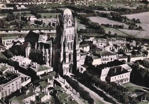 AK / Ansichtskarte SAINTES 17 Charente-Maritime Cathédrale Saint-Pierre vue aérienne