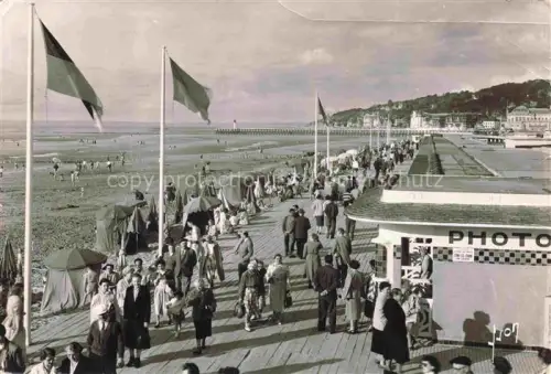 AK / Ansichtskarte TROUVILLE -SUR-MER 14 Calvados La plage Promenade