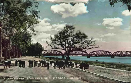AK / Ansichtskarte Khartoum Khartum Sudan Embankment Road and Blue Nile Bridge