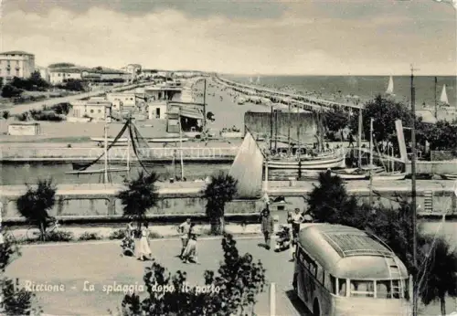 AK / Ansichtskarte RICCIONE RIMINI IT Der Strand nach dem Hafen